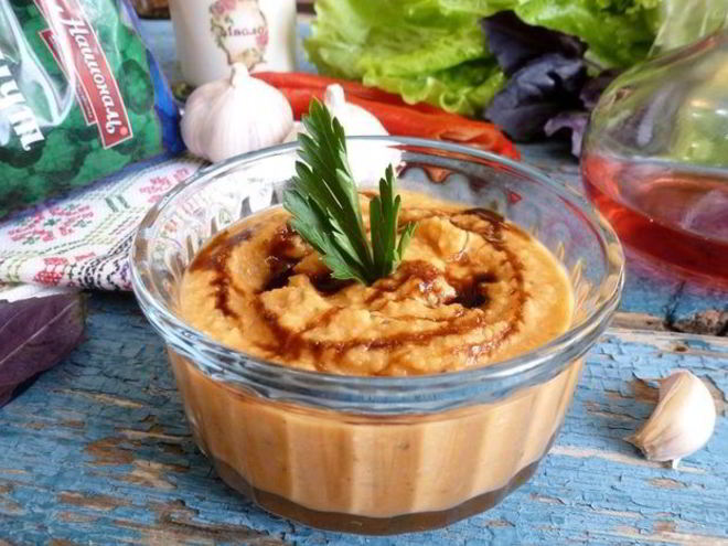 Рецепт паштета из нута с вялеными томатами и маринованным огурчиком