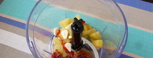 паштет из нута с вялеными томатами и маринованным огурчиком. Шаг 3