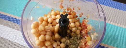 паштет из нута с вялеными томатами и маринованным огурчиком. Шаг 4