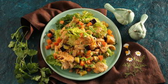 Подмаринованная курица, баклажаны, латук и морковка