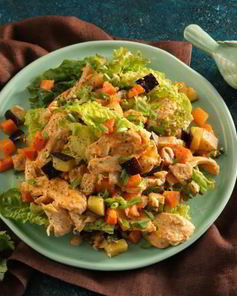 Подмаринованная курица, баклажаны, латук и морковка