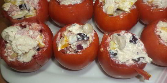 Помидоры, фаршированные курицей, перцем и консервированными шампиньонами