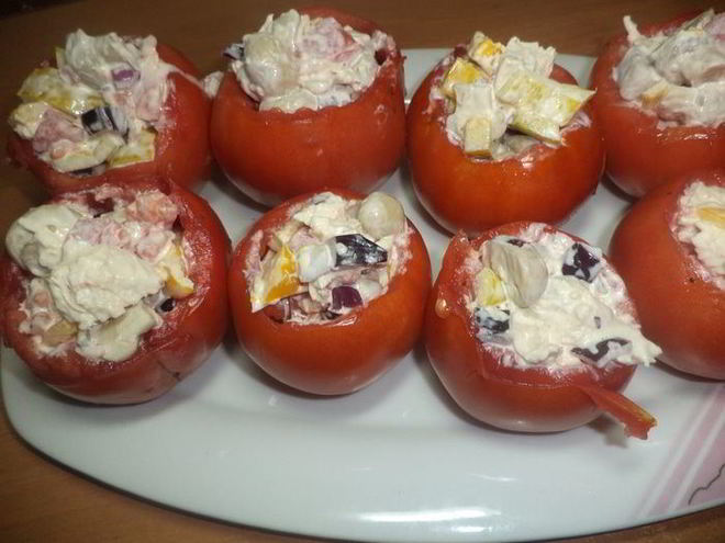 Рецепт помидоров, фаршированных курицей, перцем и консервированными шампиньонами