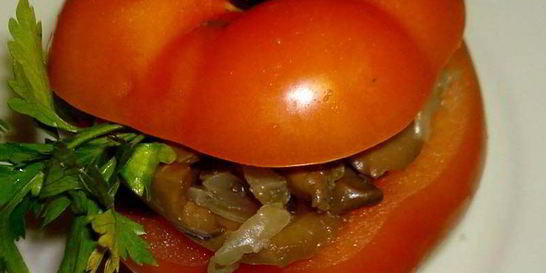 Помидоры, фаршированные солеными грибами
