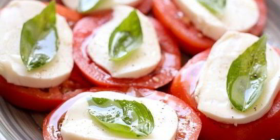 Помидоры с моцареллой и базиликом