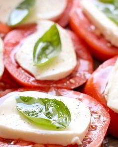 Помидоры с моцареллой и базиликом