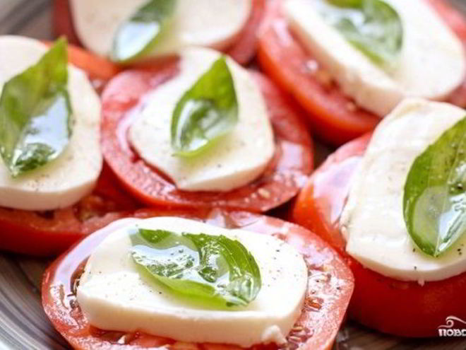 Рецепт помидоров с моцареллой и базиликом