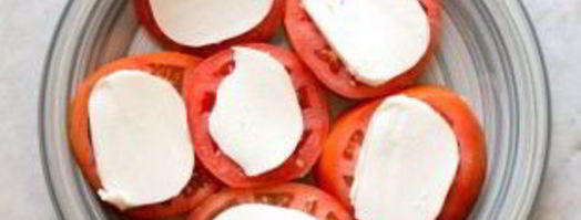 помидоры с моцареллой и базиликом. Шаг 4