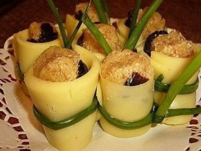 Рецепт праздничной закуски из сыра с черносливом