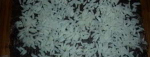 роллы с семгой и огурцом. Шаг 4