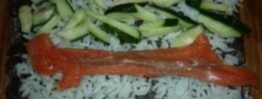 роллы с семгой и огурцом. Шаг 5