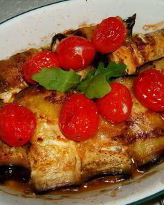 Баклажанные рулеты с рикоттой и моцареллой, запеченные с помидорами черри