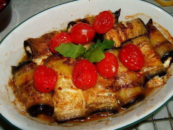 Рецепт баклажанных рулетов с рикоттой и моцареллой, запеченные с помидорами черри