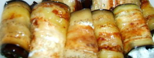 баклажанные рулеты с рикоттой и моцареллой, запеченные с помидорами черри. Шаг 3