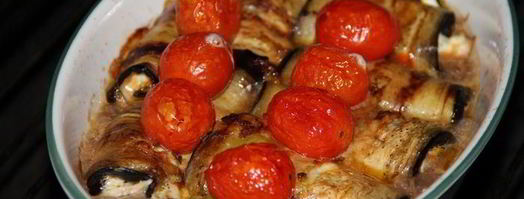 баклажанные рулеты с рикоттой и моцареллой, запеченные с помидорами черри. Шаг 4