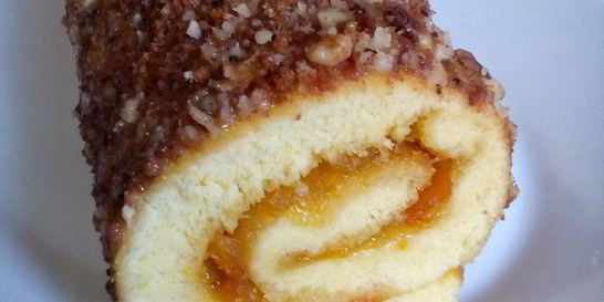 Бисквитный рулет на сгущенном молоке