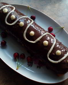 Бисквитный рулет с шоколадной глазурью