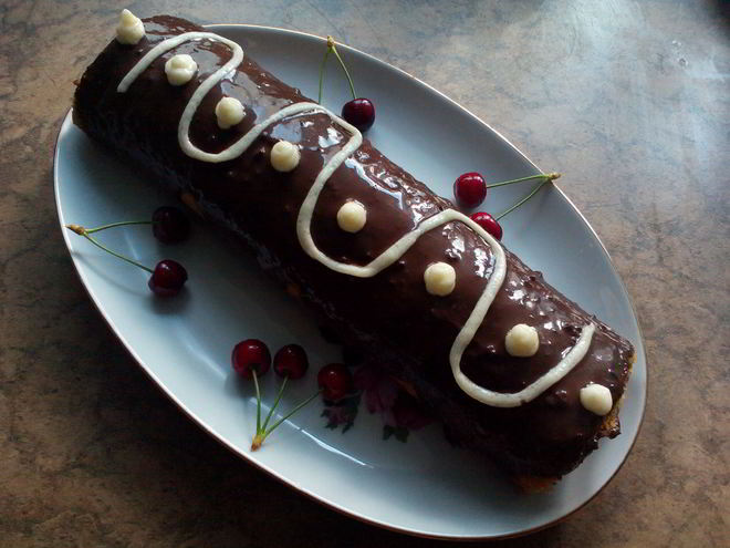 Рецепт бисквитного рулета с шоколадной глазурью