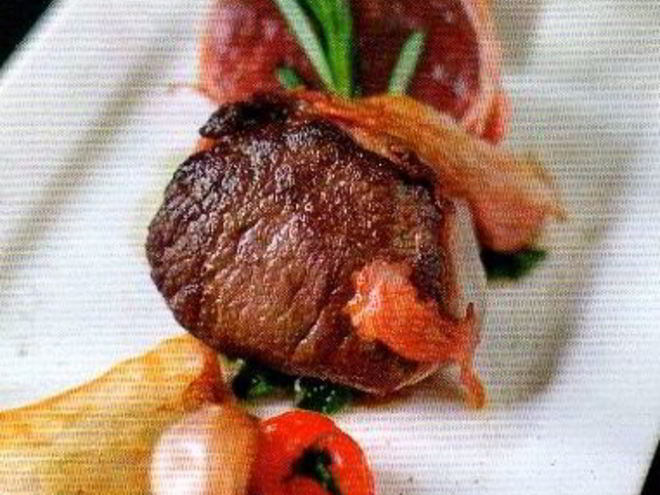 Рецепт филе олени с грибными рулетами и шоколадныма соусома