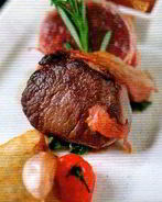 Филе оленя с грибными рулетами и шоколадным соусом