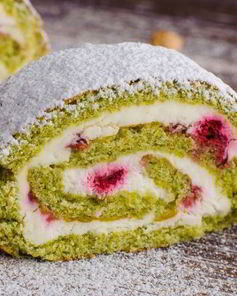 Фисташковый рулет с малиной