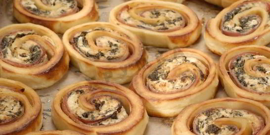 Картофельный рулет со шпинатом и беконом