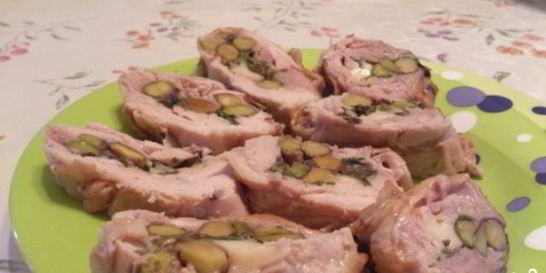 Куриный рулет с фисташками