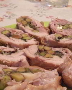 Куриный рулет с фисташками