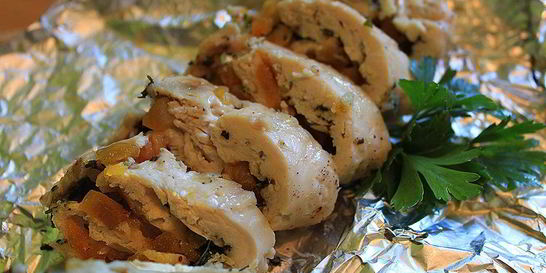 Куриный рулет с курагой и песто