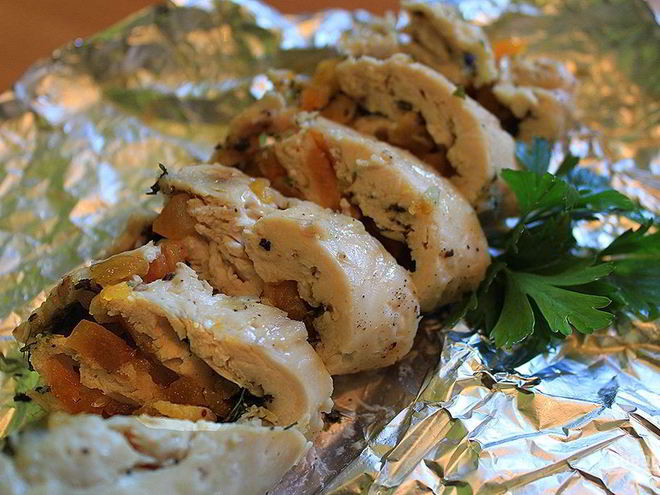 Рецепт куриного рулета с курагой и песто