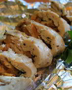 Куриный рулет с курагой и песто