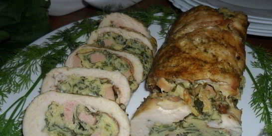 Куриный рулет с омлетом и шпинатом