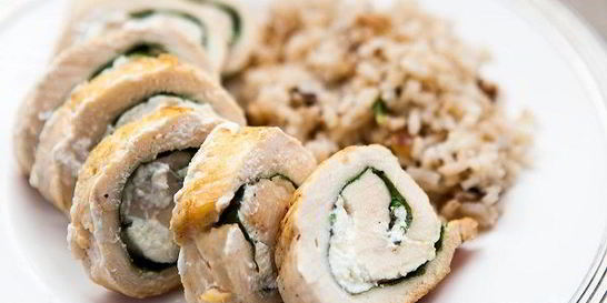 Куриный рулет с сыром и рукколой