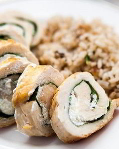 Куриный рулет с сыром и рукколой
