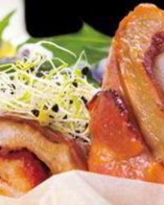 Куриный рулет с ветчиной и соусом песто