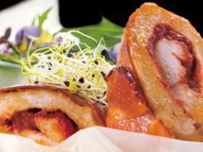 Рецепт куриного рулета с ветчиной и соусом песто