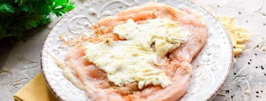 куриные рулетики с крем-сыром в духовке. Шаг 6