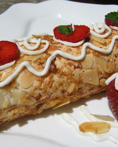 Меренговый рулет с клубникой