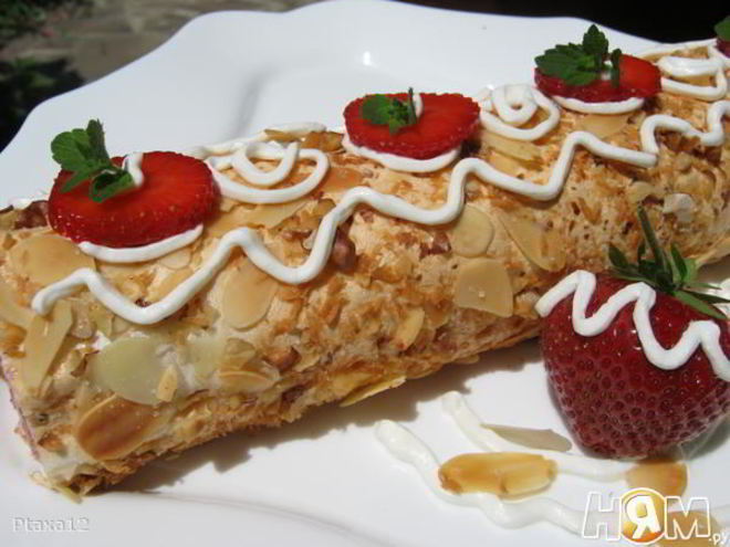 Рецепт меренгового рулета с клубникой