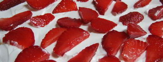 меренговый рулет с клубникой. Шаг 8