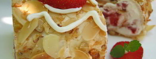 меренговый рулет с клубникой. Шаг 10