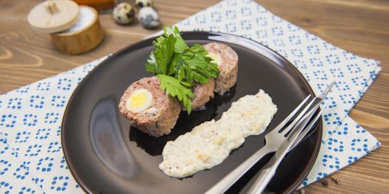 Мясной рулет с перепелиными яйцами