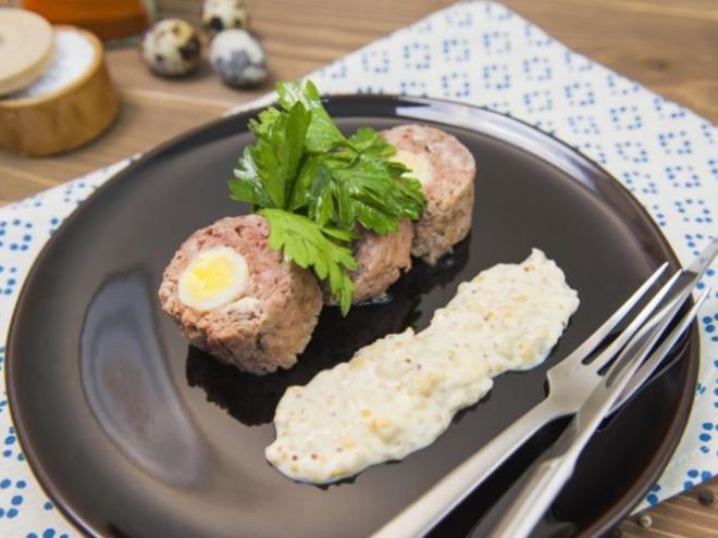 Рецепт мясного рулета с перепелиными яйцами