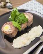 Мясной рулет с перепелиными яйцами