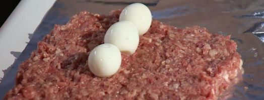 мясной рулет с перепелиными яйцами. Шаг 4