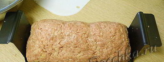 мясной рулет с яйцом. Шаг 3