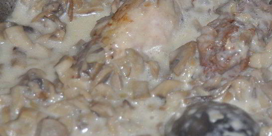 Мясные рулетики в грибном соусе