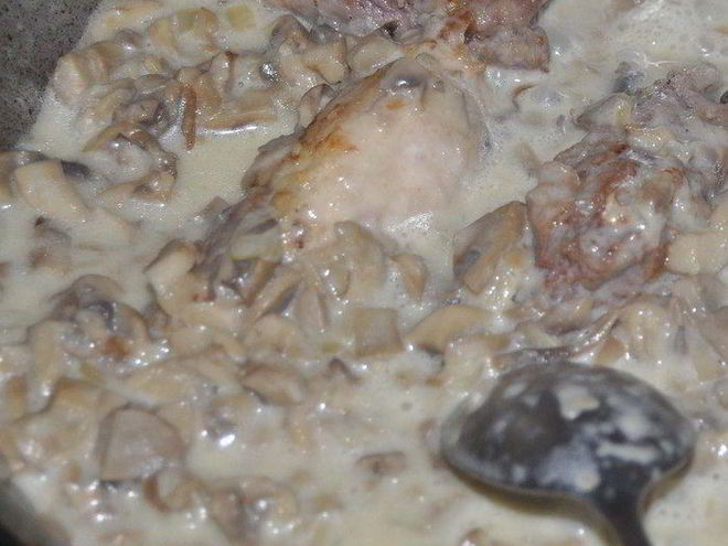 Рецепт мясных рулетиков в грибном соусе