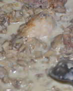 Мясные рулетики в грибном соусе