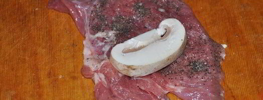 мясные рулетики в грибном соусе. Шаг 3